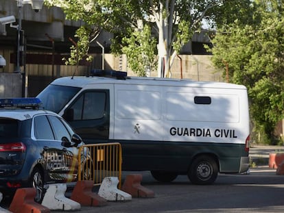Un furgón de la Guardia Civil entra en la Audiencia Nacional. 