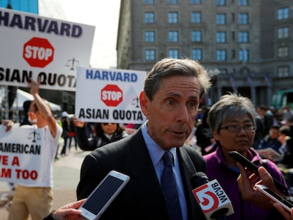 Edward Blum, fundador de Students for Fair Admissions (SFFA), habla con los periodistas antes del juicio en una demanda que acusa a la Universidad de Harvard.