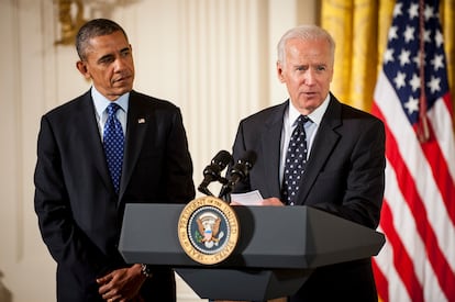 Barack Obama y Joe Biden en Washington, el 22 de enero de 2014. Obama y Biden fueron reelegidos en 2012. Como vicepresidente, Biden supervisó el gasto en infraestructura en 2009 para contrarrestar la Gran Recesión. 