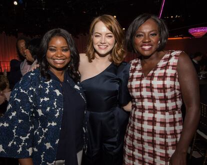 Emma Stone, candidata al Oscar como mejor actriz, entre dos de las intérpretes que se disputan la categoría a mejor actiz de reparto Octavia Spencer y Viola Davis (derecha). 