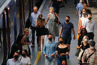 Londinenses este lunes saliendo de un vagón de metro en Waterloo Station.