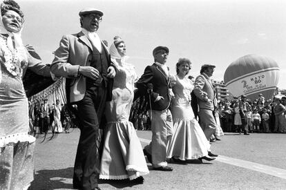 Un grupo de chulapos y chulapas participa en el desfile del Dos de Mayo en la calle G&eacute;nova. 