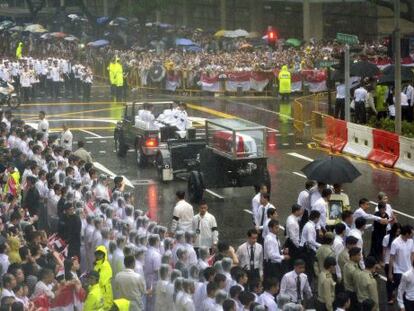 Miles de ciudadanos siguieron este domingo el funeral de Estado de Lee Kwan Yew pese a la intensa lluvia.