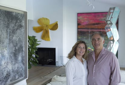 El matrimonio formado por Mónica y Javier Mora en su residencia de Key Biscayne (Miami, Florida), entre obras de Nate Lowman, Sterling Ruby y Olafur Eliasson.