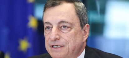 El presidente del Banco Central Europeo (BCE), Mario Draghi, durante su comparecencia trimestral ante la comisi&oacute;n de Econom&iacute;a de la Euroc&aacute;mara en Bruselas