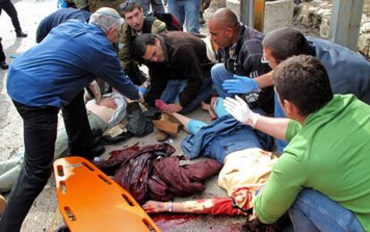 Los servicios sanitarios atienden a víctimas en el lugar del atentado de Jerusalen, junto a una estación de autobuses.