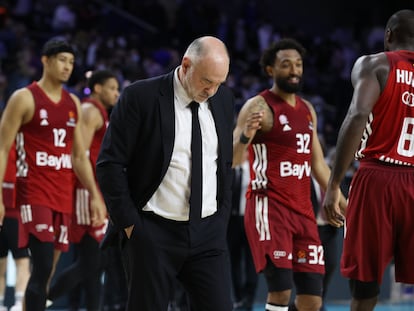 Pablo Laso se retira cabizbajo tras la derrota del Madrid ante el Bayern.