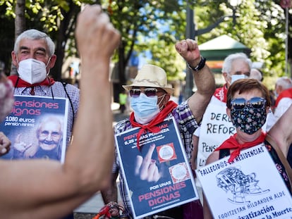 El Movimiento de Pensionistas de Bizkaia en la manifestación de este lunes para reivindicar unas pensiones públicas dignas. Entre las pancartas, algunas denunciaban las muertes en las residencias por la covid-19.