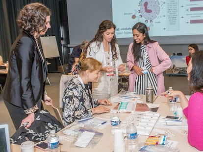 Dermatólogas intercambian opiniones en la anterior edición del congreso celebrada en París.