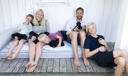 Haakon y Mette Marit, con sus hijos, el pasado verano.