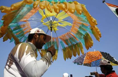 Varias personas posan con paraguas fabricados con condones durante la primera exposición de condones celebrada con motivo del Día Internacional del Condón en Nueva Delhi (India).