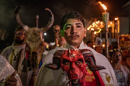 Para complementar esta famosa ceremonia y atraer a más gente, las autoridades organizan desfiles de brujos, conciertos de música y limpias para eliminar los malos espíritus. 