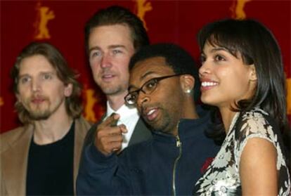 Spike Lee (en el centro) junto a los actores Barry Pepper (izquierda), Edward Norton y Rosario Dawso.