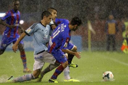 Toni Rodr&iacute;guez lucha un bal&oacute;n con Rub&eacute;n Gac&iacute;a.