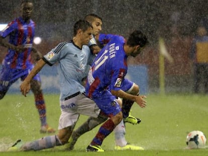 Toni Rodr&iacute;guez lucha un bal&oacute;n con Rub&eacute;n Gac&iacute;a.