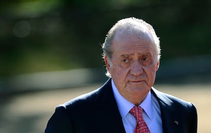 A file photo of Juan Carlos waiting for Chile's Sebastian Pinera in Madrid on March 7, 2011.