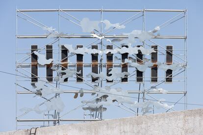'Under the Sun – Explain What Happened' , 2022, de Flaka Haliti, expuesta en Manifesta 14.