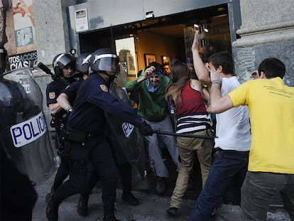 Agentes antidisturbios de la Policía Nacional cargan, en mayo de 2011, contra participantes en una manifestación celebrada en Madrid.