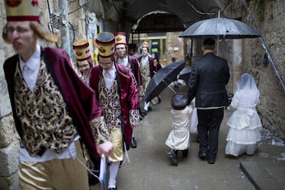 No obstante, durante la víspera de Purim los ultraortodoxos deben ayunar y rezar. En la imagen, un grupo de judíos ultraortodoxos disfrazados camina por el barrio de Mea Shearim, en Jerusalén.