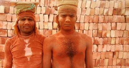 Trabajadores de la producción de ladrillo cerámico de Bangladés.