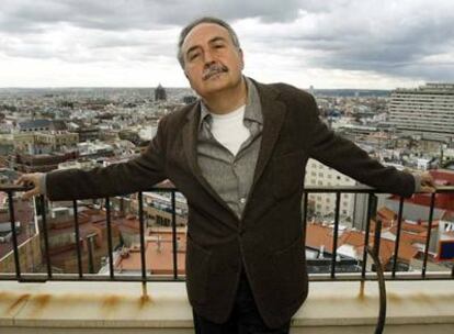 El escritor Vicente Molina Foix, en la terraza de su casa.