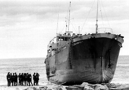 Un vaixell a Fort Tilden.,  (Photo by Misha Erwitt/NY Daily News Archive via Getty Images)