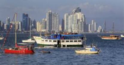 Fotografía de embarcaciones fondeadas, este martes 28 de enero de 2014, en la bahía de Ciudad de Panamá (Panamá).