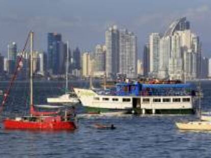 Fotografía de embarcaciones fondeadas, este martes 28 de enero de 2014, en la bahía de Ciudad de Panamá (Panamá).