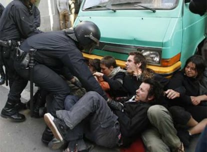 Tres 'mosos' y un manifestante heridos tras un desalojo en el barrio de la Barceloneta.