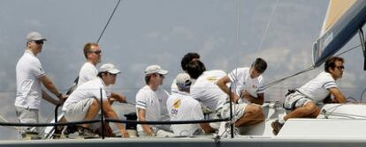 El príncipe Felipe entrena ayer con la tripulación del velero con el que compite, un día antes de que comience la 28ª edición de la Copa del Rey de Vela en Palma de Mallorca.
