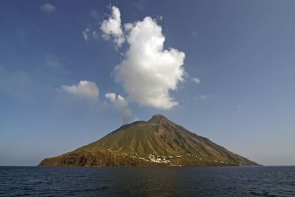 Declaradas patrimonio mundial en 2000, las islas Eolias, o Eólicas, son un archipiélago volcánico localizado en el Mar Tirreno, de 121,6 kilómetros de superficie y 140 de longitud, perteneciente a Sicilia. Integrado por las islas de Lípari, la más poblada –no en vano llega a dar nombre al archipiélago– Salina, Vulcano, Estrómboli (en la imagen), Filicudi, Alicudi y Panarea. Su territorio fue fuente de conflictos, empezando por la presencia de la Grecia Antigua, siguiendo por la invasión de Barbarroja y posteriormente de Carlos V. Hasta mediados del siglo XX fue cárcel de exiliados políticos, pero la belleza de sus paisajes atrajo a cineastas como Rossellini, que volvieron a ponerla de moda.