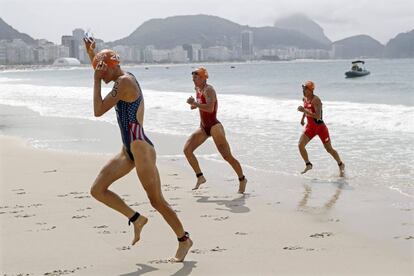 Gwen Jorgensen, de Estados Unidos, Nicola Spirig, de Suiza y Barbara Riveros, Chile return to Copacobana beach esta mañana en el triatlón.