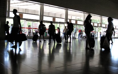 Imagen de archivo de viajeros en la Estación Sur de Autobuses de Méndez Álvaro, en Madrid.