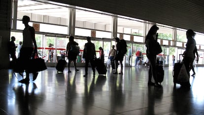 Imagen de archivo de viajeros en la Estación Sur de Autobuses de Méndez Álvaro, en Madrid.