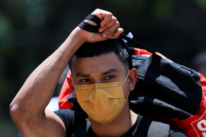 Un migrante hondureño vuelve a casa tras ser deportado de EEUU