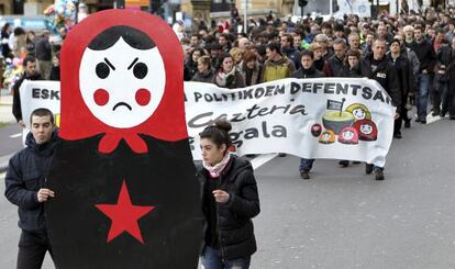 Un momento de la manifestación que ha recorrido San Sebastián en apoyo de los cinco jóvenes condenados por el Supremo por pertenecer a Segi.