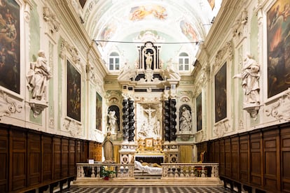 El interior barroco del Oratorio dei Neri, en Ventimiglia.