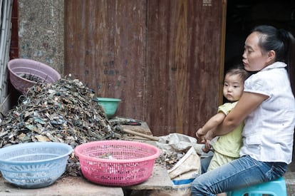 O uso de ácidos para separar metais e a queima de plásticos são uma séria ameaça para o meio ambiente e para a saúde, razão pela qual a China decidiu proibir a importação desses resíduos.