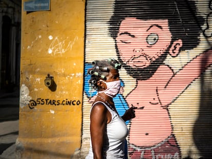 Una mujer con mascarilla camina por La Habana, Cuba, este lunes.