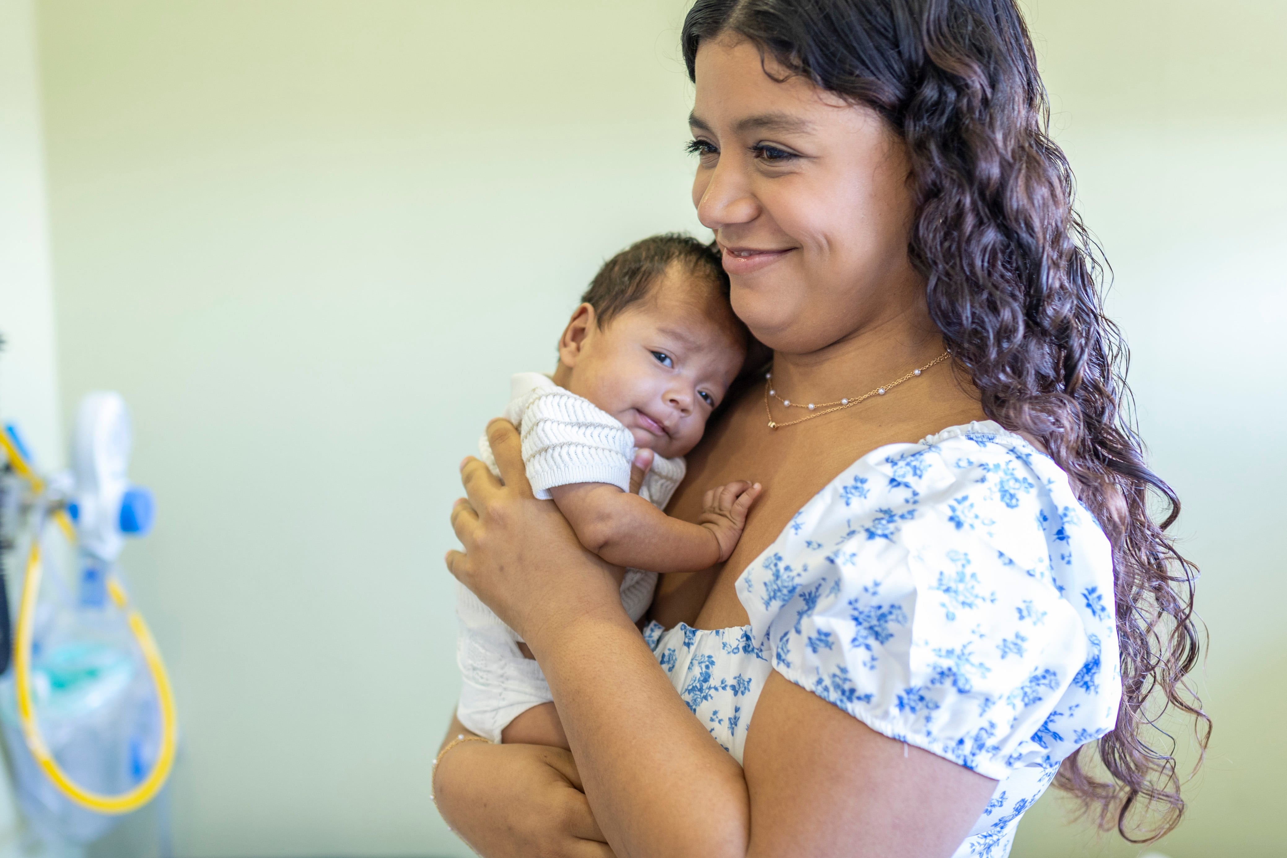 Camila Molina, con su hijo Thiago, que se sometió a una cirugía fetal pionera en Europa para tratar una malformación congénita.