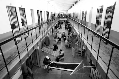 Reclusos del penal de Quencoro trabajan textiles en la prisión