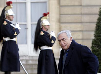 El director gerente del FMI, Dominique Strauss-Kahn, entra el pasado miércoles en el Palacio del Elíseo para reunirse con Nicolas Sarkozy.
