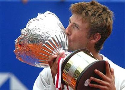 Ferrero besa el trofeo conseguido tras vencer a Coria en la final.