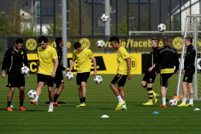 Varios jugadores del equipo germano durante la sesión de entrenamiento previa al partido de vuelta de los cuartos de final de la Champions League.