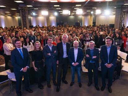 La plantilla en Madrid de la startup alemana Celonis posa junto con varios ejecutivos de la empresa en febrero, en una imagen cedida.