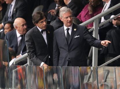 El primer ministro belga Elio Di Rupo, y el rey belga Felipe a su llegada al palco para presenciar el funeral.