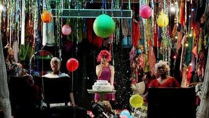 La compañía de teatro Mapa Teatro durante el ensayo de su obra 'Los incontados: Un tríptico'.