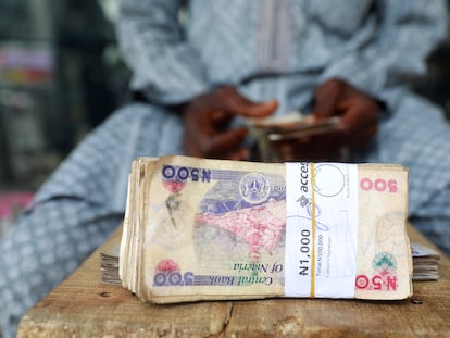 Billetes de nairas, la moneda de Nigeria, que pertenecen a un hombre que cambia divisas en una calle de Lagos, en marzo de 2020.