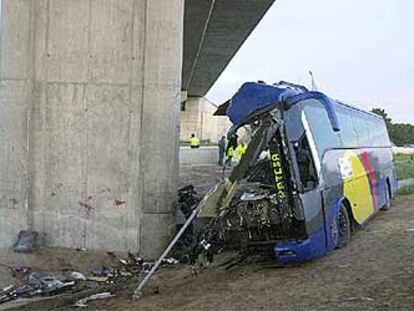 Estado en que presentaba esta mañana el autocar siniestrado.