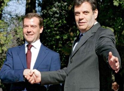 Medvedev, a la izquierda, estrecha su mano con Vojislav Kostunica.